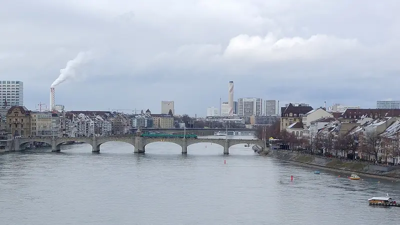 Maler in Basel und Umgebung: Mittlere Brücke über den Rhein in Basel im Winter mit Häusern der Altstadt