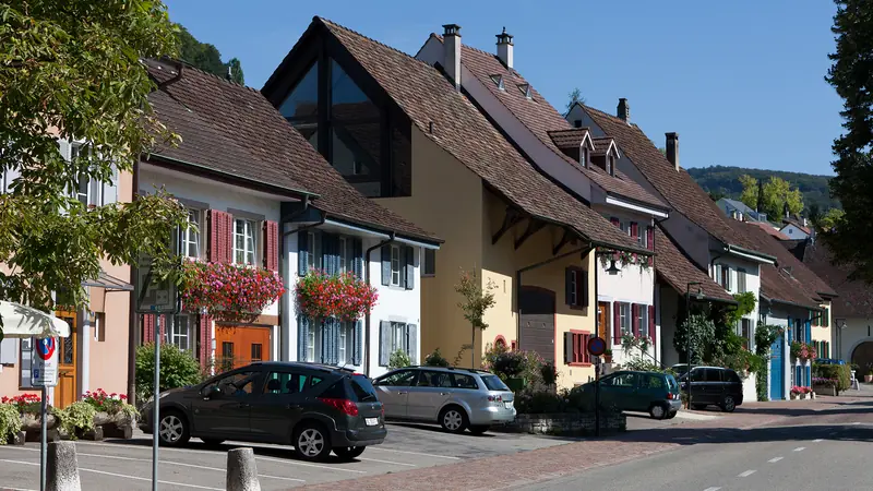 Maler Muttenz: Alter Dorfkern von Muttenz mit Bauernhäusern und Kirchturm